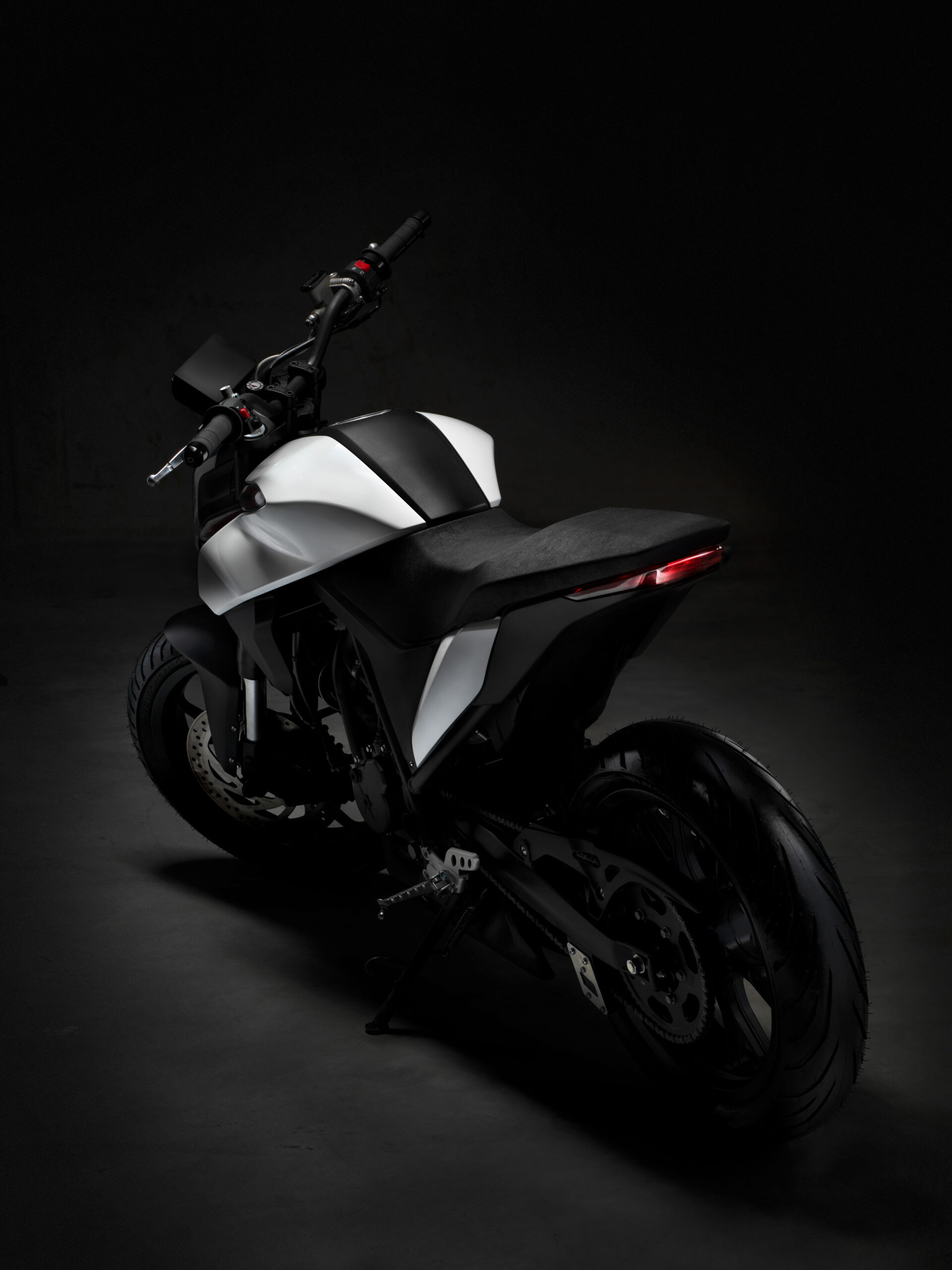 Motorrad Malaguti Drakon 125 in sportlichem Design mit scharfen Linien und dynamischer Formsprache, entworfen von Versus Design.
