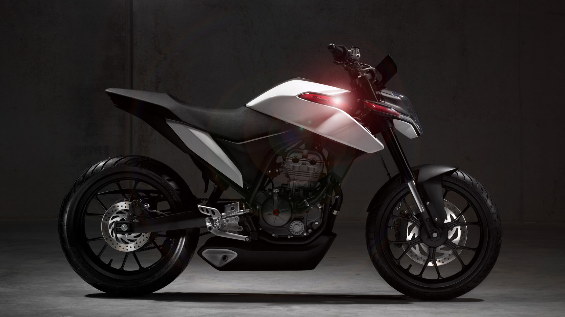 Sportliches, dynamisches Transportation Design vom Motorrad Malaguti Drakon 125 im Seitenansicht.